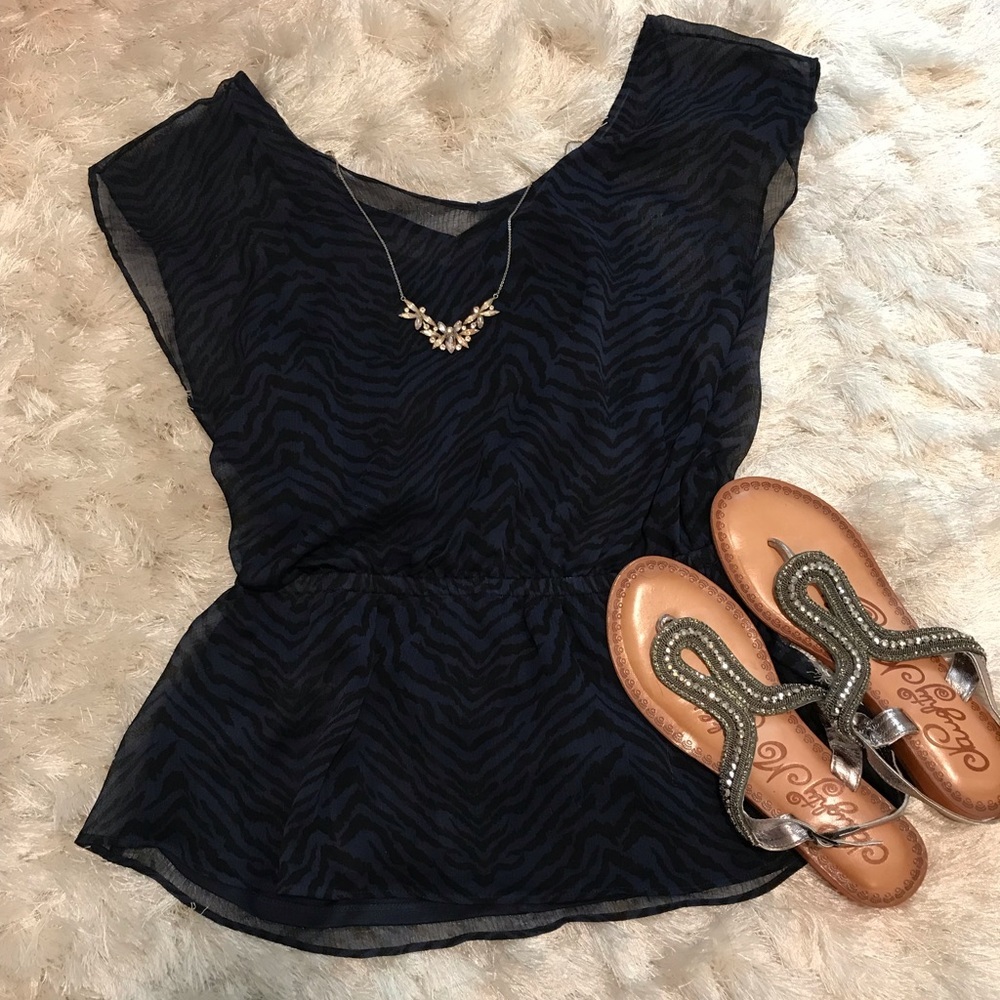 Cute blue leopard print express blouse